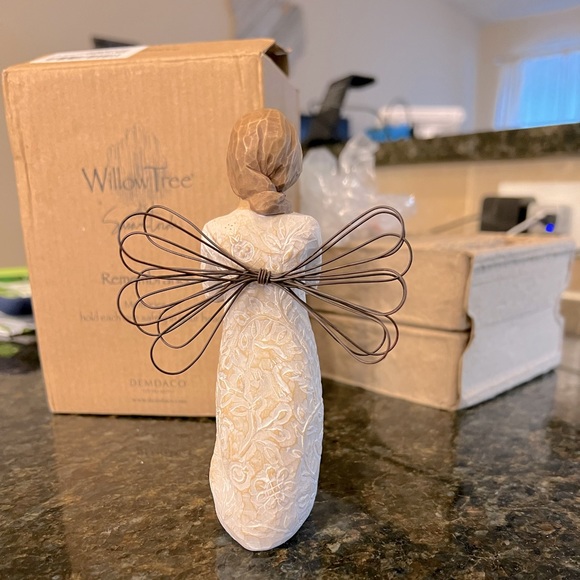 Willow tree figurine “Remembrance”